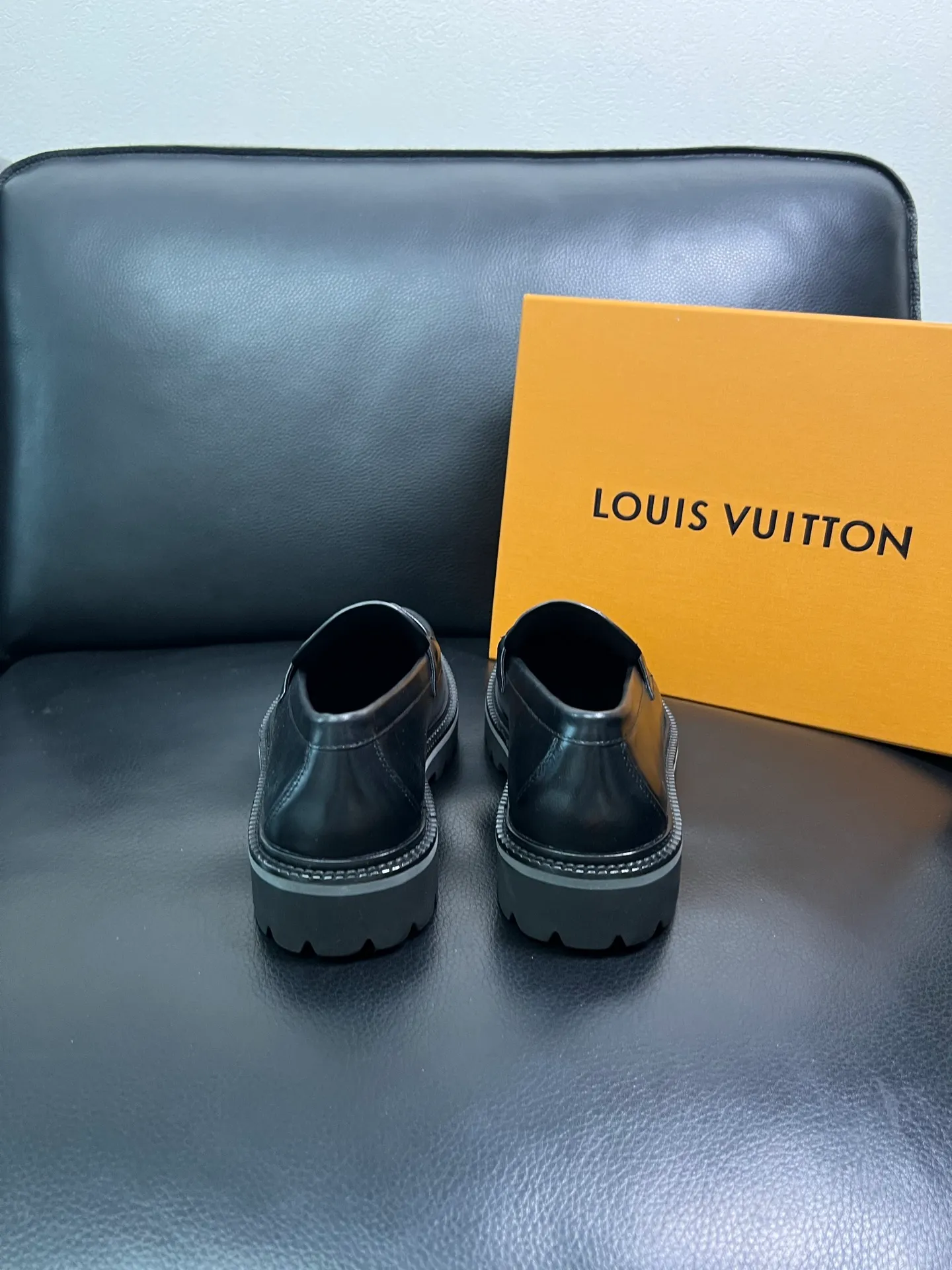 Men's shoes 💰780 Lv top purchasing Louis Vuitton leather shoes counter synchronization, uppers imported from Italy, imported water-dyed cowhide lining, soles: original soles specially provided by the original factory, original factory follow-up goods, high quality, welcome to compare, code number 38-44 (customized 45) 85842